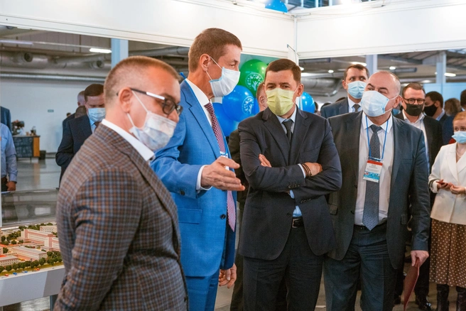 Губернатор Свердловской области Евгений Куйвашев на выставке «Здравоохранение Урала 2021» в Екатеринбурге | Источник: «Пермская ярмарка»