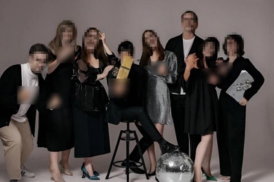 Педагогов Тюмени наказали за старую фото с жестом