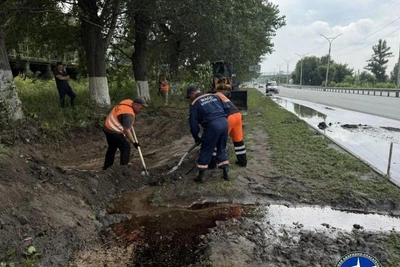Разлив дизеля в Первомайском районе: КАМАЗ с песком на дороге