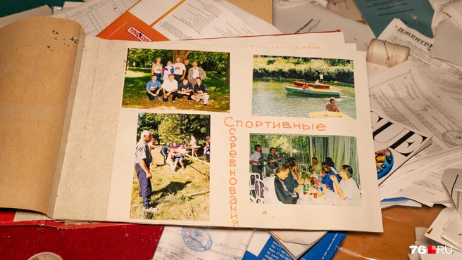 Помимо документов и журналов, на столе лежал фотоальбом с отдыхающими | Источник: Кирилл Поверинов / 76.RU