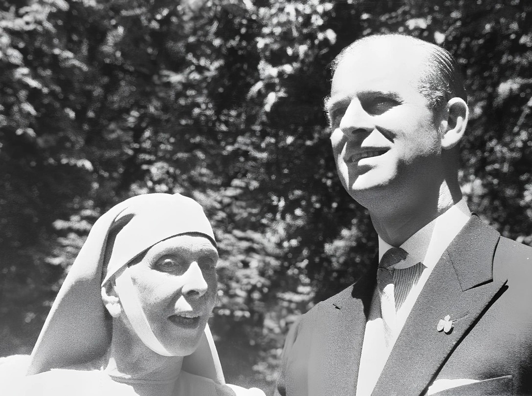 Филипп, герцог Эдинбургский, вместе с мамой, принцессой Алисой Греческой, на свадьбе Маргариты Баденской и принца Томислава Карагеоргиевича, 1957 год | marieclaire.ru