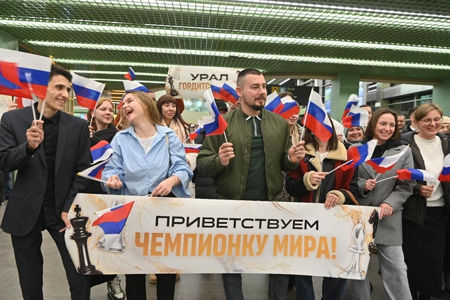 Публика приветствовала спортсменку российскими флагами и оглушительными овациями | Источник: Максим Воробьев / Е1.RU