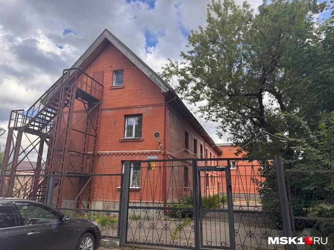 Вчера мать полдня ждала у отдела СК в Серпухове, но так и не увидела пропавшую дочку | Источник: Кристина Геворкян / MSK1.RU