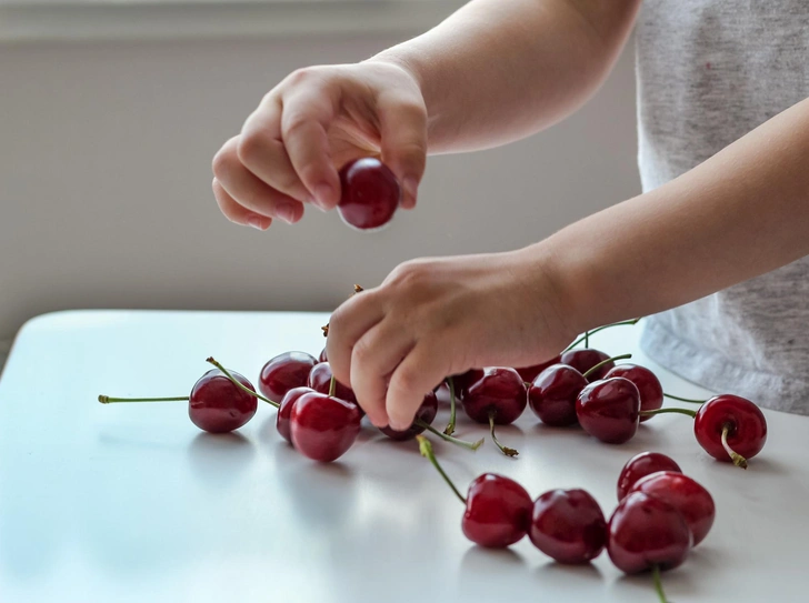 Что делать, если маленький ребенок проглотил косточку от черешни? 🍒 | Источник: Getty Images