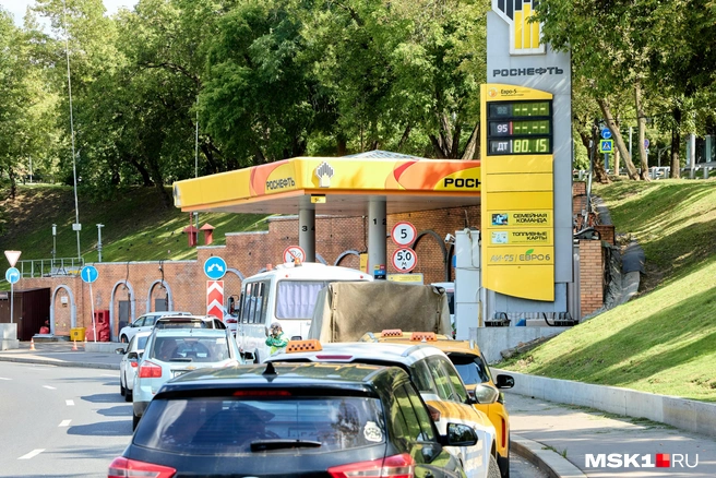 На АЗС «Роснефти» на Николоямской улице свободно можно было приобрести только дизель, все остальные виды&nbsp;— по топливной карте | Источник: Дмитрий Толстошеев / MSK1.RU