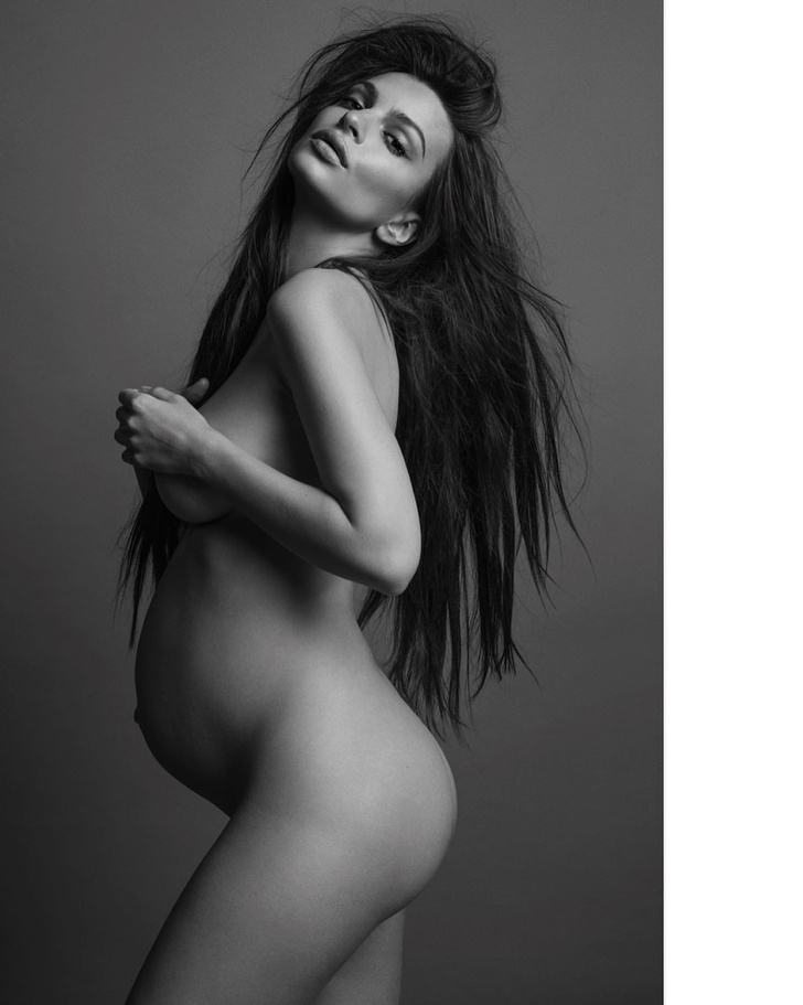 Обратный отсчет: Эмили Ратаковски наслаждается последними неделями беременности и делает это абсолютно обнаженной