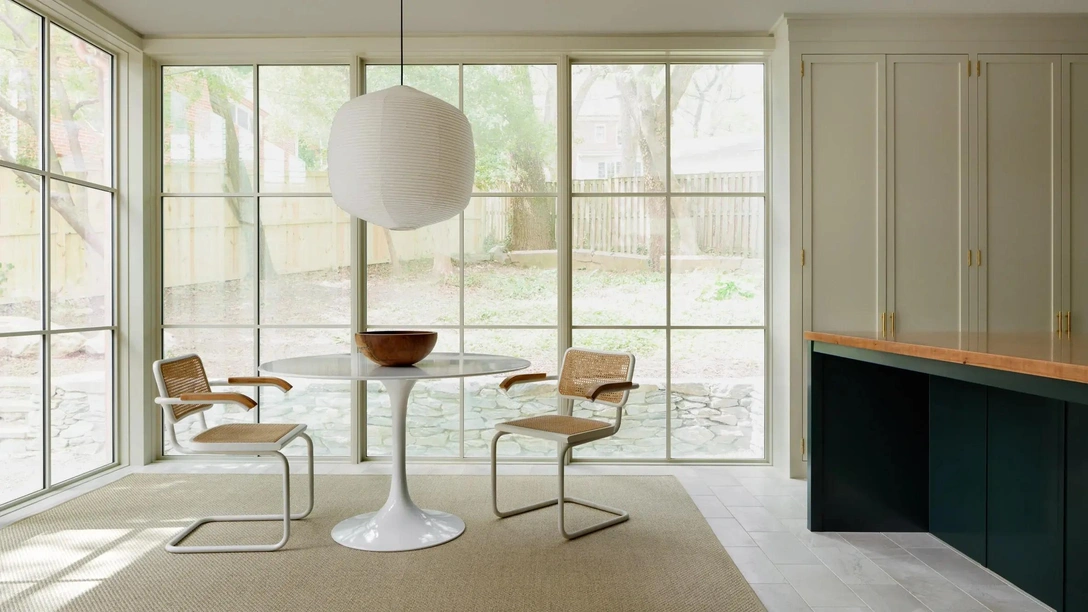 Современная пристройка к коттеджу 1940-х годов в Вашингтоне | Источник: Jennifer Hughes Photography