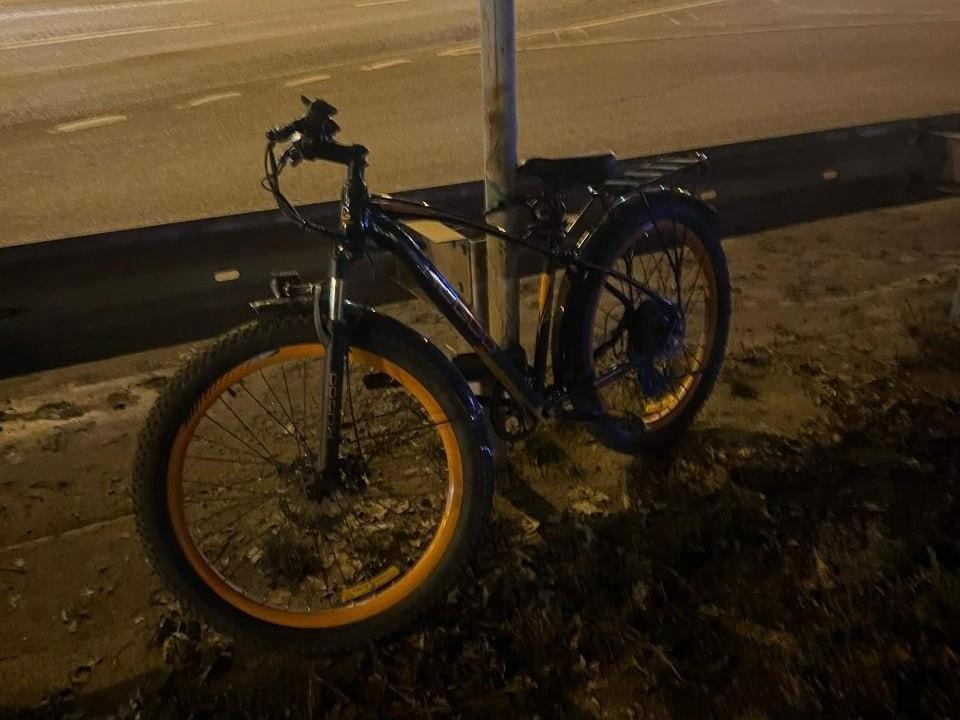 Легковой автомобиль сбил велосипедистку на трассе в Воронежской области