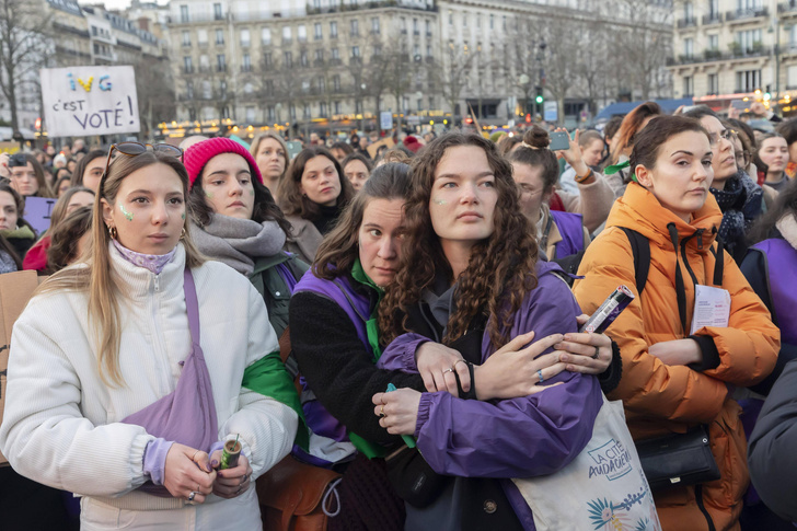 Во Франции право на аборт закрепили в Конституции