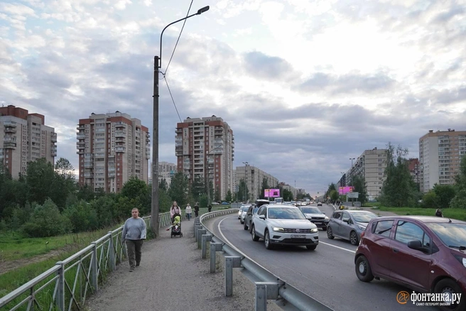 Сейчас участок Советского проспекта имеет всего две полосы и в часы пик простаивает в пробках | Источник: Павел Даиси / FONTANKA.RU