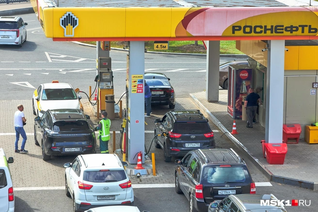 На заправке «Роснефть» в Наставническом переулке в свободной продаже были все популярные виды бензина, кроме АИ-100, его можно приобрести только по топливной карте | Источник: Дмитрий Толстошеев / MSK1.RU
