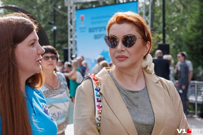 Вера Сотникова, уроженка Волгограда, тоже осталась довольна новым сквером, посвященным Станиславу Говорухину | Источник: Алексей Волхонский / V1.RU