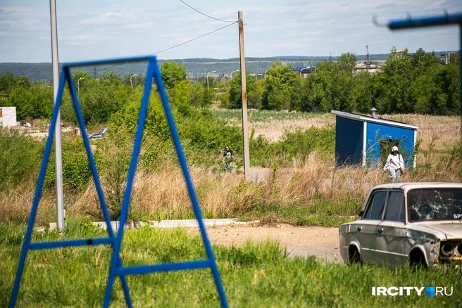Чтобы добраться до места учебы или работы, жильцам приходится идти более километра по обочине объездной Ново-Ленино или через гаражный кооператив | Источник: Ксения Филимонова / «ИрСити»