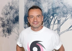 Три брака, выстрел в голову и попытка отнять дочку у жены. Солист «Дискотеки Аварии» Алексей Серов на острие атаки