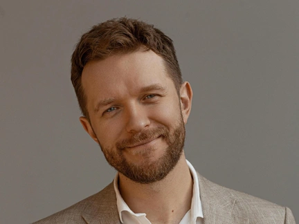 Антон Денисенко о съемках в сериале «Три сестры», внутренней борьбе Ларисы Гузеевой и ревности жены