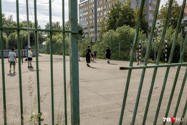 Покосившийся забор стал входом на футбольную площадку | Источник: Александр Куренной / 76.RU