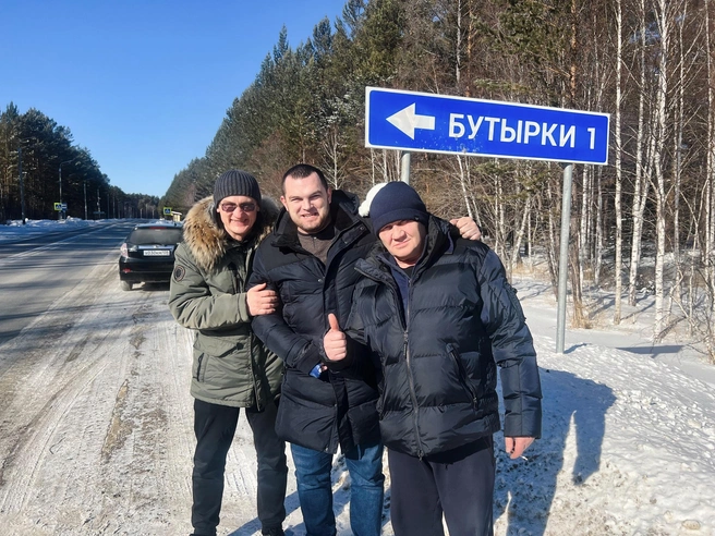 «Бутырка» не в первый раз приезжает в Иркутскую область. Год назад даже сфотографировались с дорожным указателем | Источник: «Группа „Бутырка“», vk.com