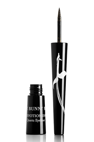 Кварцевая подводка для век Devotion Ink в оттенке Tiger Eye Essence. Тонкая кисточка позволяет наносить как изящные тонкие, так и широкие линии.