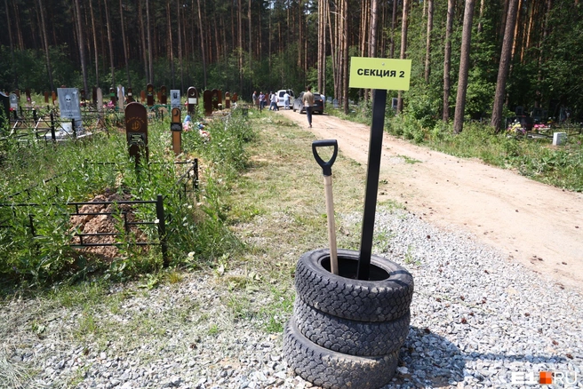 За копку могилы просят по 200 тысяч рублей, за захоронение урны с прахом — 2 тысячи | Источник: Владислав Лоншаков / E1.RU