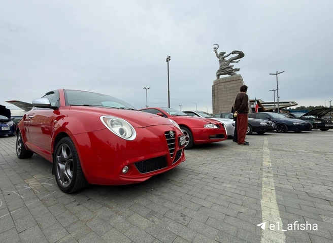 Модели бренда Alfa Romeo можно увидеть на площадке под открытым небом | Источник: Максим Бутусов / E1.RU