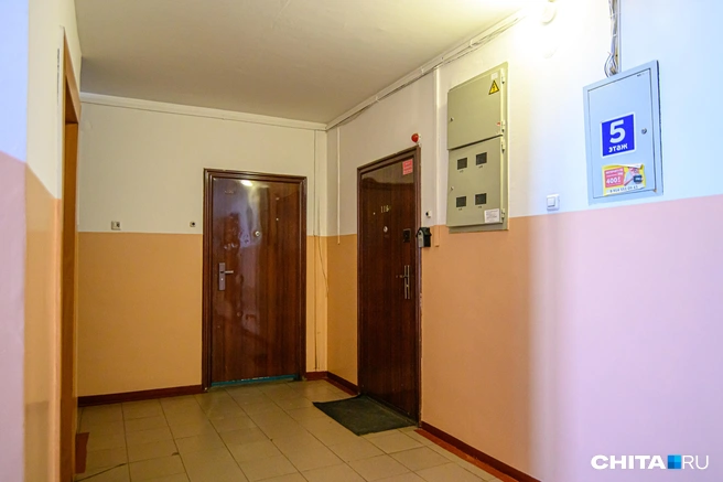 Дверь в квартиру выделяется только необычным кодовым замком и наклейкой об охране | Источник: Олег Фёдоров / CHITA.RU