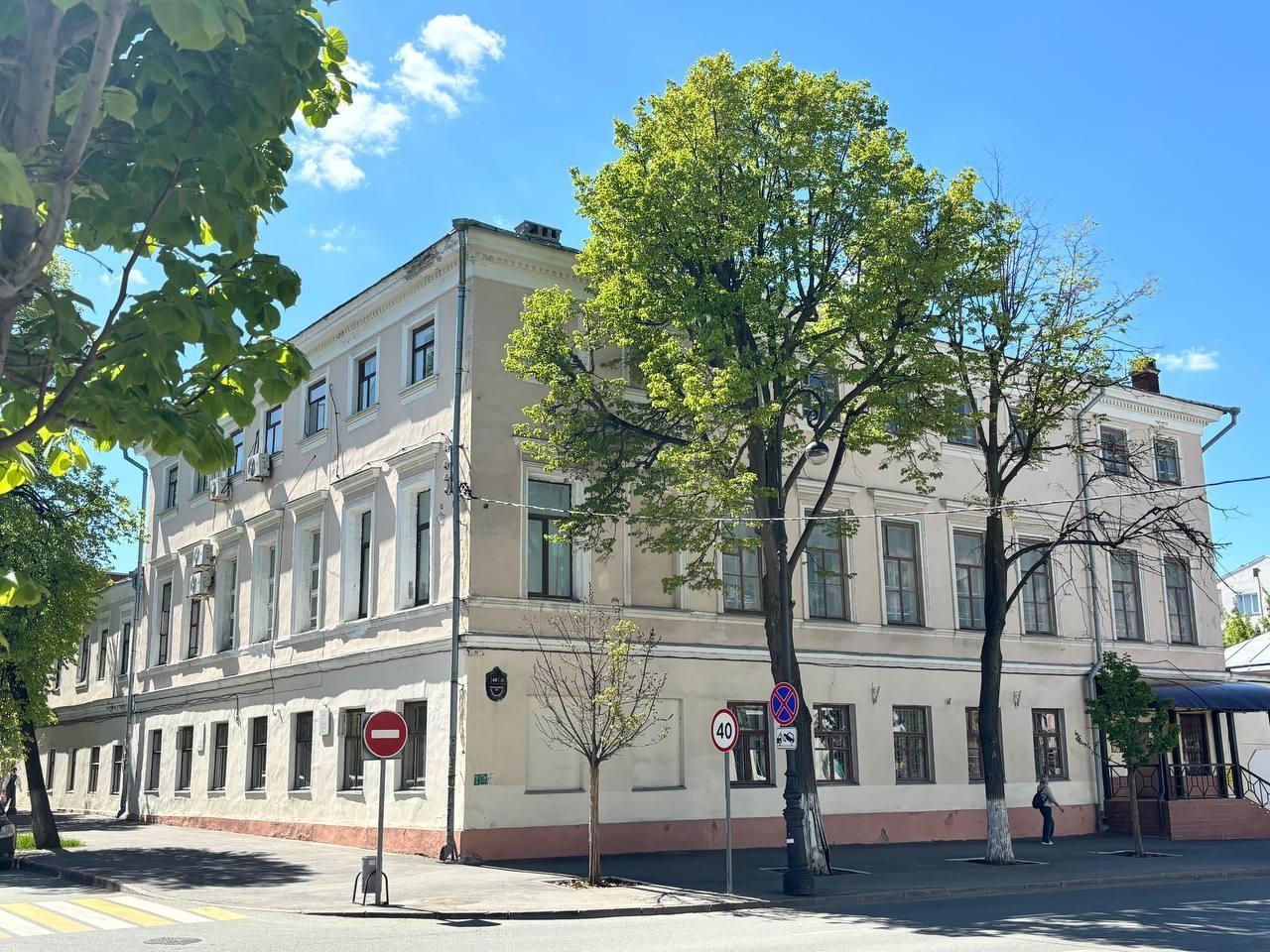 Укрепят фундамент, отремонтируют крыши и воссоздадут окна. В Казани отреставрируют дом, в котором жил Лев Толстой