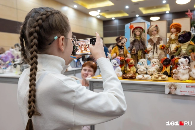 Дети в восторге от разнообразия кукол | Источник: Евгений Вдовин / 161.RU