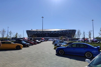 Десятки необычных авто съехались к «Сибирь-Арене»