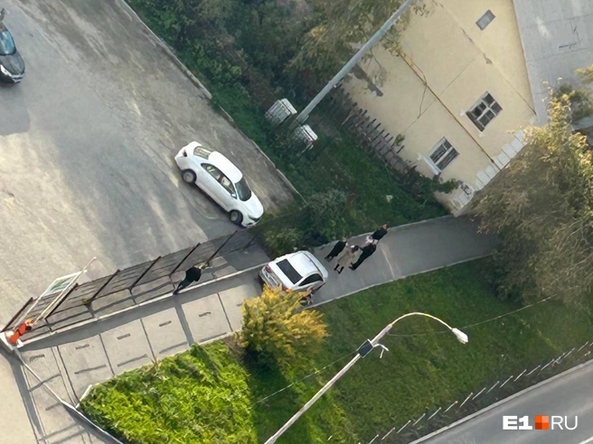 Труп лежит на тротуаре больше двух часов | Источник: читатель E1.RU