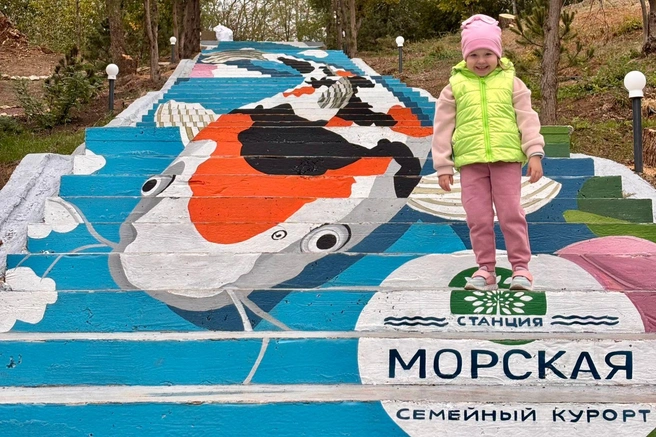 Лестницу расписали таганрогские художницы | Источник: Семейный курорт «Станция Морская»