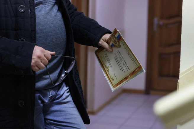 Альберт Кармазиновский подготовил грамоты Виталия Кошелева, чтобы показать их в суде | Источник: Алексей Волхонский / V1.RU