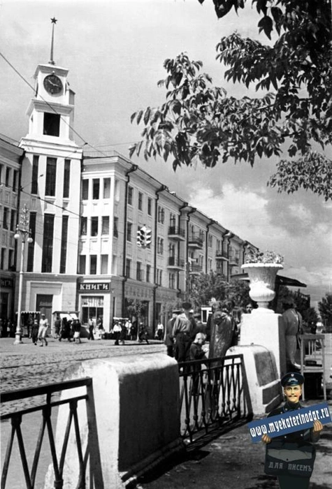 Краснодар. Дом с часами на улице Пролетарской (сейчас Мира). Весна 1950 год. С 1900 по 1952 год по этой улице ходили трамваи | Источник: myekaterinodar.ru
