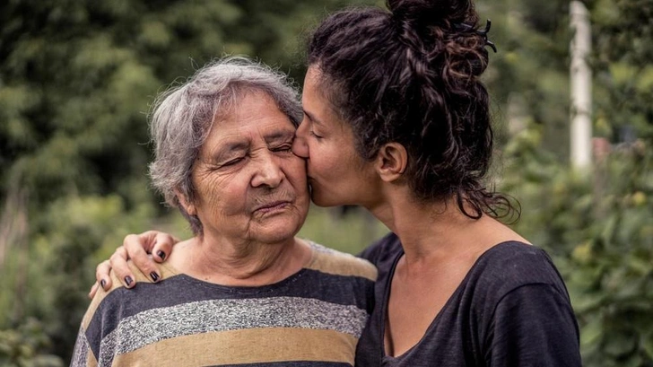 Как отличить любовь к родителям от незавершенной сепарации | Источник: Vladimir Borovic/Shutterstock/Fotodom.ru