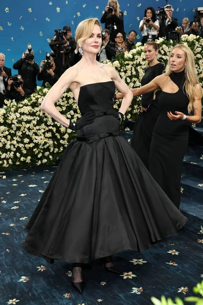 Николь Кидман с экстремально короткой стрижкой в Balenciaga. Кажется, короткие волосы — новый тренд