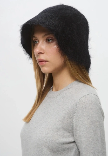 Шапки, береты и кепки: самые модные головные уборы зимы 2025/26 Шапки, береты и кепки: самые модные головные уборы зимы 2025/26