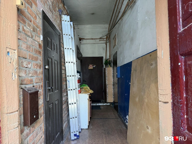 С обратной стороны Мавританского дома территория больше похожа на подъезд многоэтажки | Источник: Валерия Дульская / 93.RU