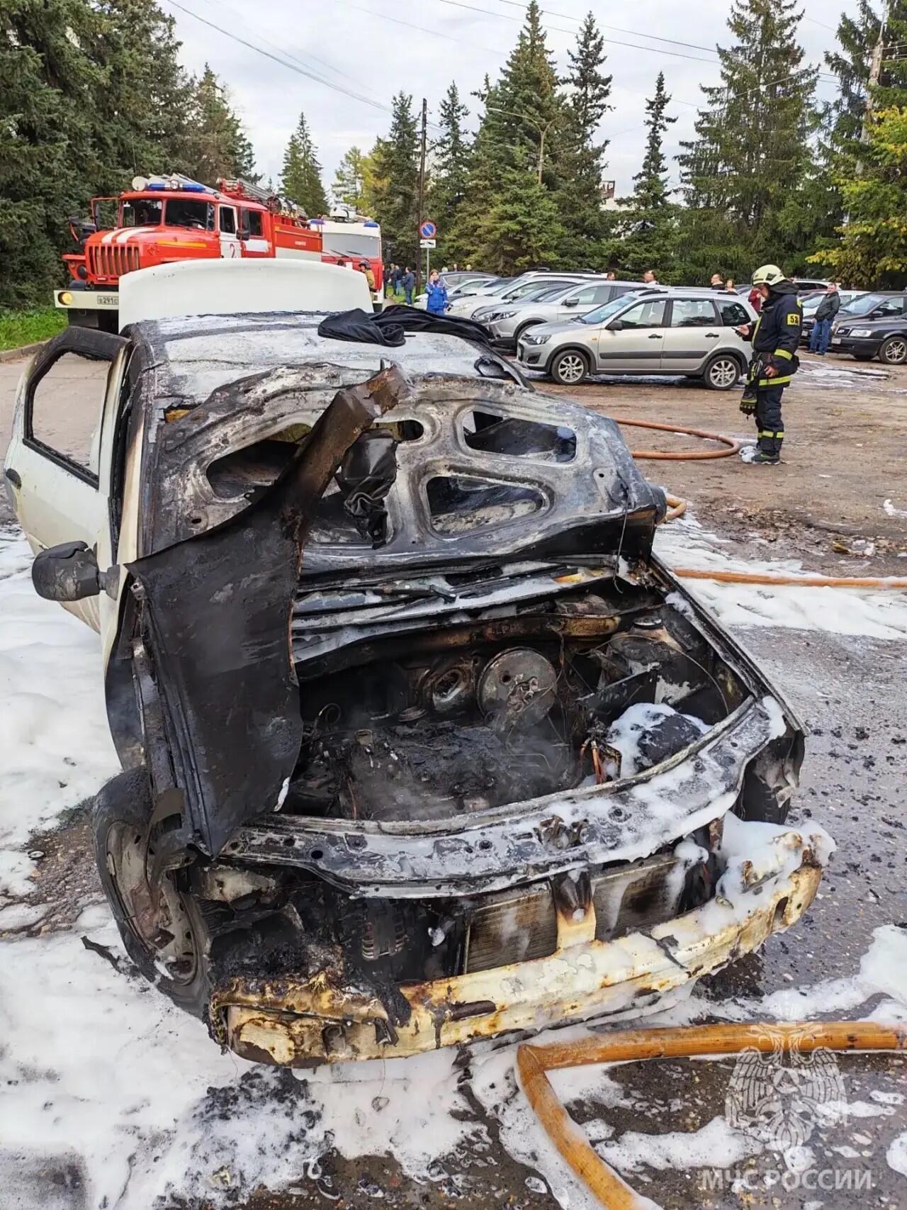 В Великом Новгороде потушили горящий автомобиль