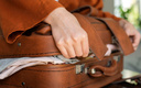 Никаких пластиковых чемоданов: стюардесса поделилась секретами по упаковке ручной клади