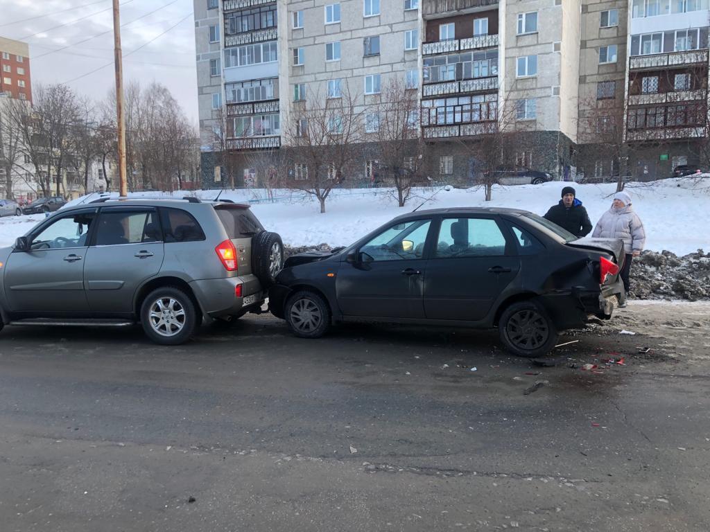 В Екатеринбурге водитель Lada собрал «паровозик» из машин и скрылся 21  февраля 2022 года - 22 февраля 2022 - Е1.ру