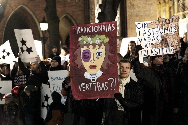 «Бить женщин — не наша ценность»: тысячи людей в Риге вышли на акцию против выхода Латвии из Стамбульской конвенции | Источник: Delfi