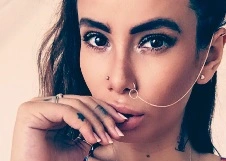 Беременная Айза Долматова боится летать