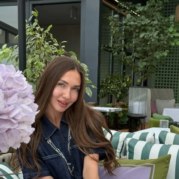 У Анастасии много фото в ресторанах | Источник: nastya_pro_cash / Instagram*