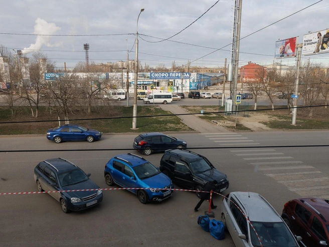 Из здания нового торгового комплекса открывается вид на пустую площадку, где раньше шумел Тракторозаводский вещевой рынок. | Источник: Алексей Волхонский / V1.RU