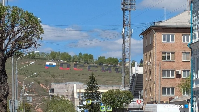 Снова в трех цветах: на Караульной горе в Красноярске обновляют надпись «Россия» | Источник: Мария Ленц / NGS24.RU