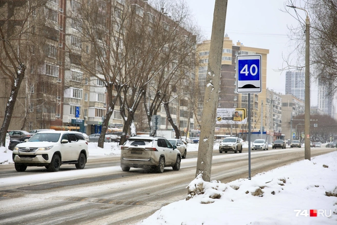 В итоге водителям приходится не ехать, а ползти по дорогам | Источник: Михаил Шилкин