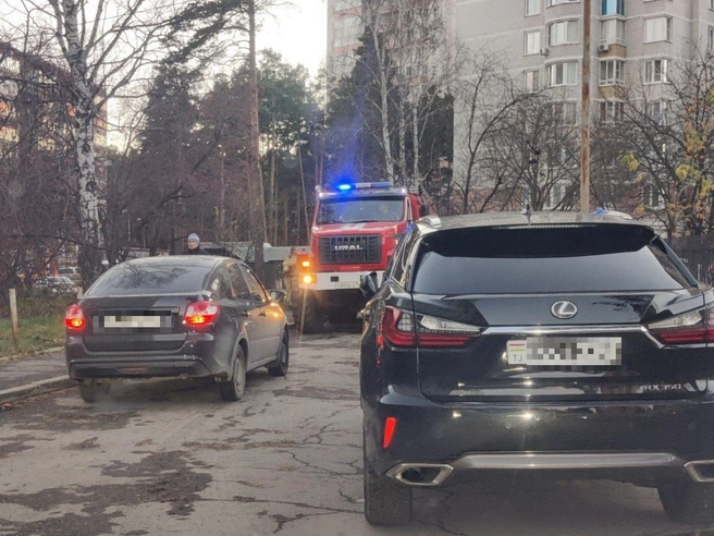 Lexus с таджикскими номерами после задержания водителя какое-то время еще простоял у дома | Источник: читатель Е1.RU