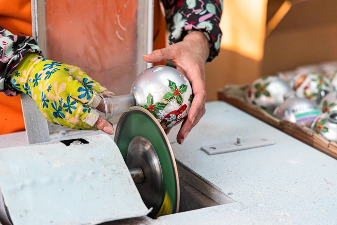 Завершающий этап, главное не срезать лишнего | Источник: Мария Ленц / NGS24.RU