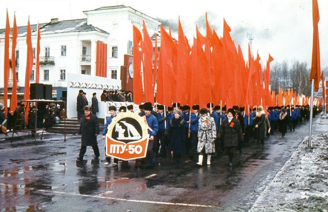 В начале 1980-х на улице Пушкина проходили ноябрьские демонстрации. Сейчас массовых мероприятий здесь практически нет | Источник: pastvu.com