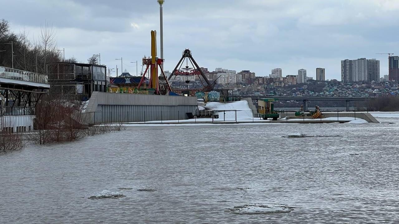 Уходим под воду: как в половодье тонет набережная Уфы — фотографии