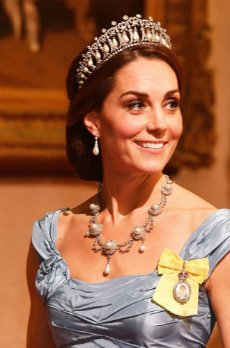 Почему герцогиня Кейт носит королевские украшения чаще, чем Меган